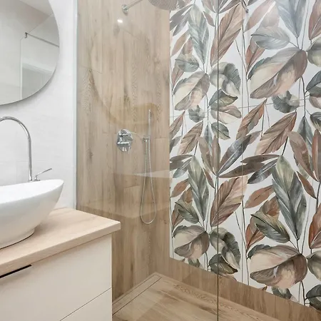 Cosy In Near The River With Parking And Balcony By Renters شقة *