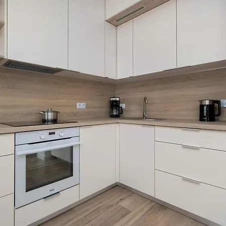 Cosy In Near The River With Parking And Balcony By Renters *